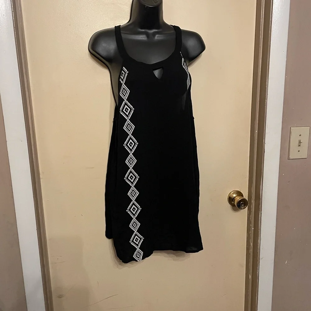 Torrid Black Tank Top with White Geometric Pattern size 1 - Picture 3 of 6
